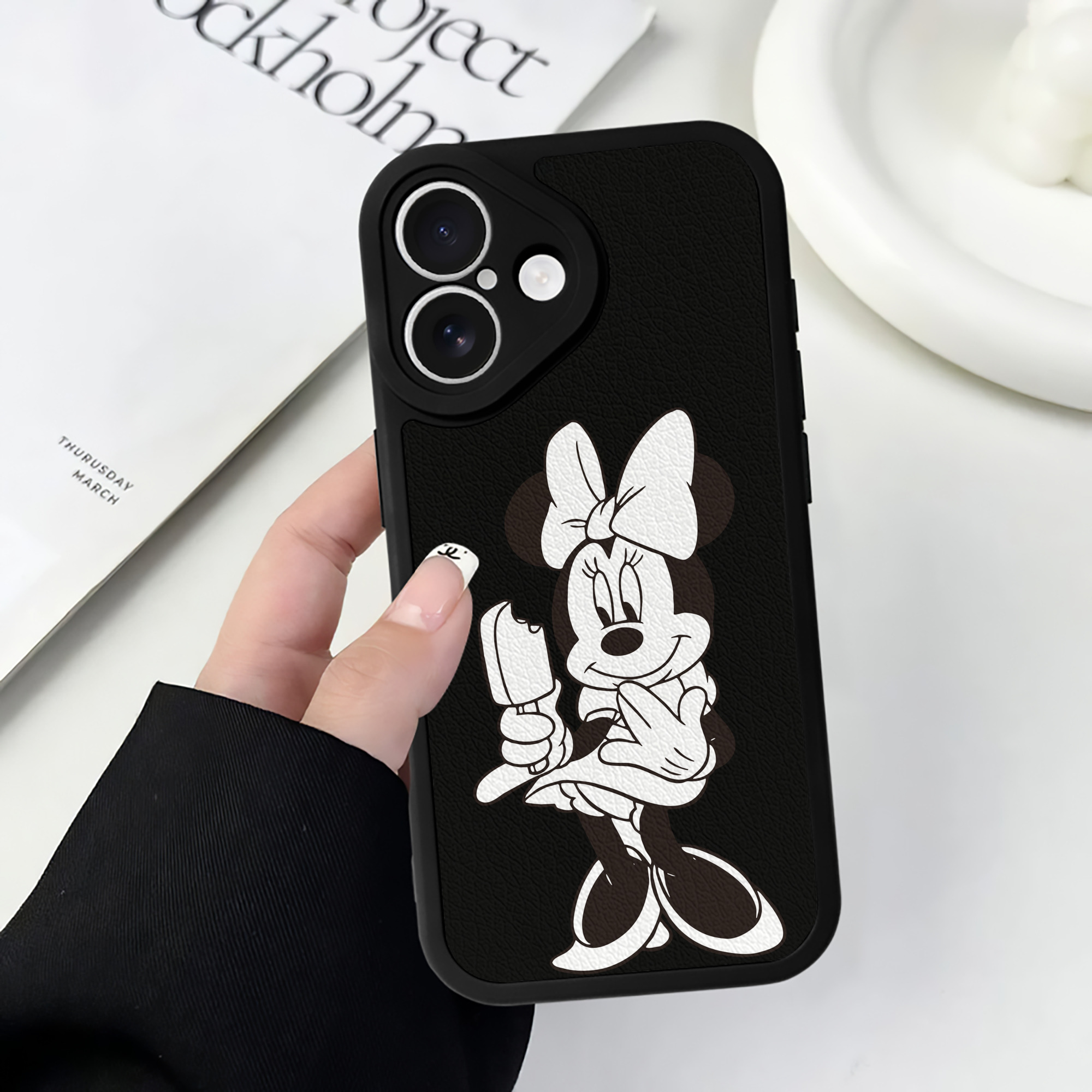 （画像用） ミッキーマウス Mickey Mouse 【iPhone 16シリーズ対応】シリコンスマホケース（レザー調） 材質：シリコン
